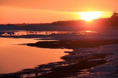 Gün batımında kuzey denizinde kar ve buz