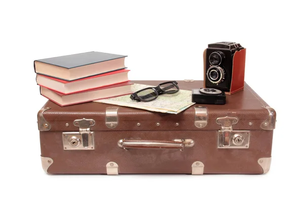 Vintage Koffer Und Alte Kamera Auf Weißem Hintergrund — Stockfoto