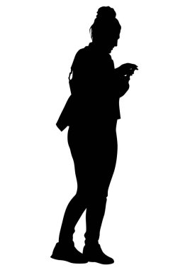 Beyaz bir arka plan üzerinde telefon olan kadın