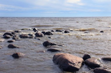 Deniz ve taş plaj büyük dalgalar