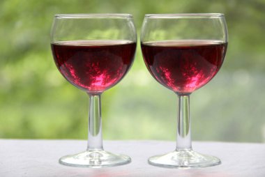 Yeşil arka plan üzerinde Vintage cam kadeh