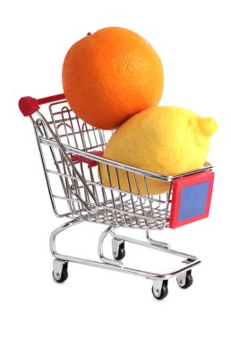 Beyaz bir arka plan üzerinde mağaza whit limon metal sepeti