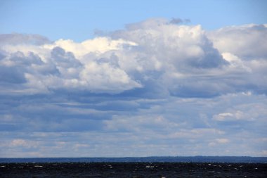 Büyük dalgalar deniz ve kumsal