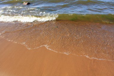 Büyük dalgalar deniz ve kumsal