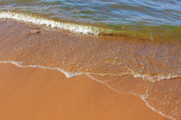 海と砂浜の大きな波 — ストック写真