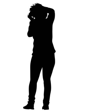 Beyaz arka planda akıllı telefonu olan genç kadın