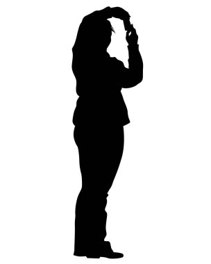 Beyaz arka planda akıllı telefonu olan genç kadın