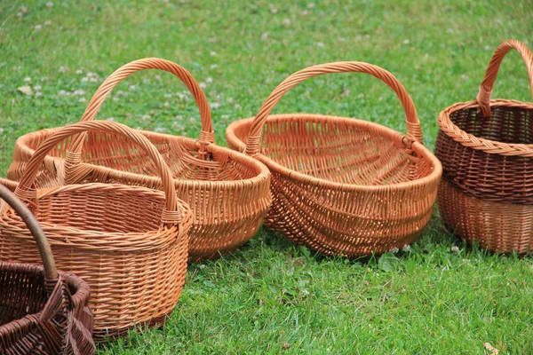 Kosze Wiklinowe Vintage Zielonej Trawie — Zdjęcie stockowe