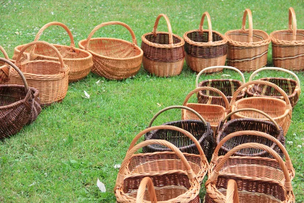 Yeşil Çim Üzerinde Vintage Hasır Sepetler — Stok fotoğraf