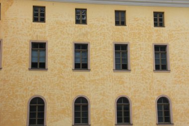 Eski taş duvar pencereleri