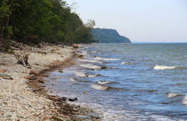 Deniz ve taş plaj büyük dalgalar