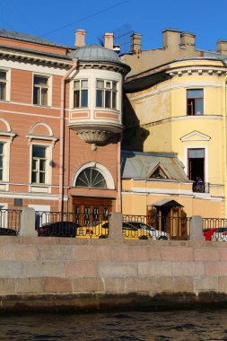 St Petersburg kanal dolgu üzerinde Antik taş evler