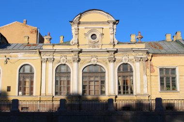 St Petersburg kanal dolgu üzerinde Antik taş evler