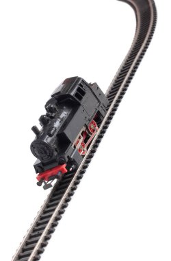 Beyaz arka plan üzerinde raylar üzerinde Buharlı tren modeli