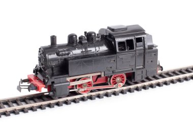 Beyaz arka plan üzerinde raylar üzerinde Buharlı tren modeli