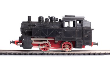 Beyaz arka plan üzerinde raylar üzerinde Buharlı tren modeli