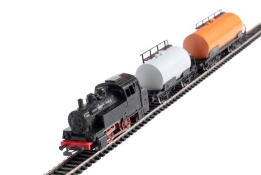 Beyaz arka plan üzerindeki raylar üzerinde buharlı lokomotif ve sarnıç modeli