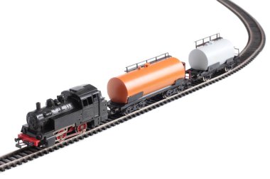 Beyaz arka plan üzerindeki raylar üzerinde buharlı lokomotif ve sarnıç modeli