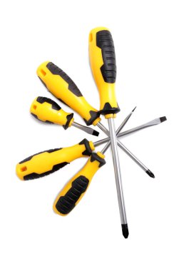 Beyaz arka plan üzerinde inşaat çalışmaları için tornavida seti