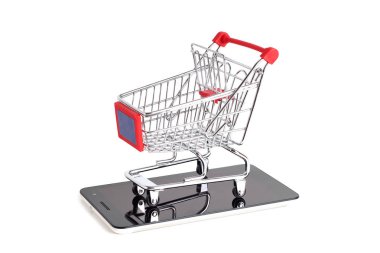 Beyaz arka planda süpermarket arabası ve akıllı telefon