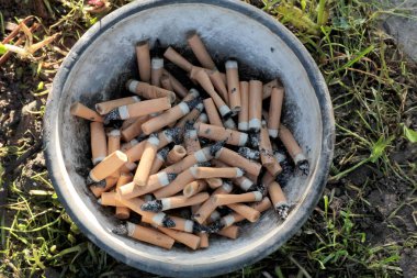 Metal bir kase kirli sigara izmaritleri