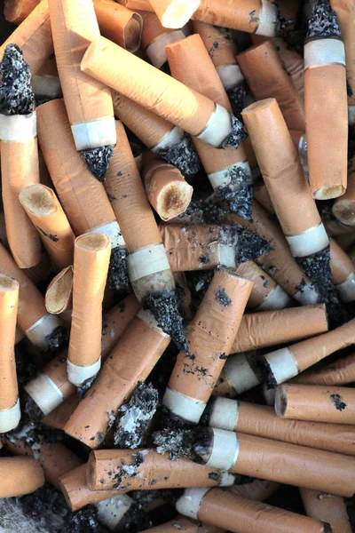 Špinavé Cigaretové Zadky Kovové Misce — Stock fotografie