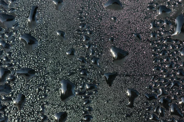 Gotas Líquido Preto Uma Superfície Vidro — Fotografia de Stock