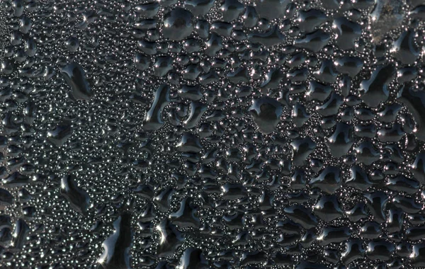 ガラス表面に黒い液体の滴 — ストック写真