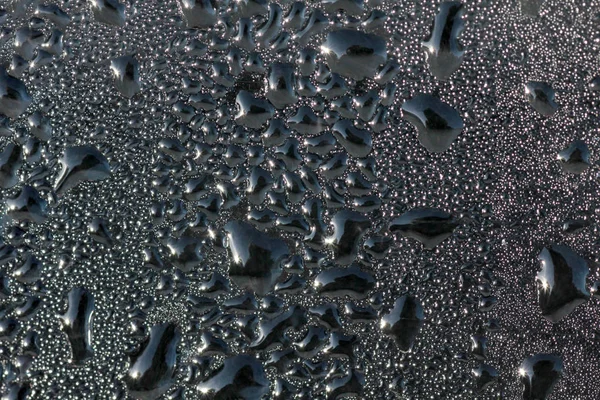 Gotas Líquido Preto Uma Superfície Vidro — Fotografia de Stock