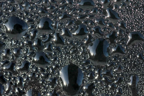 Gouttes Liquide Noir Sur Une Surface Verre — Photo