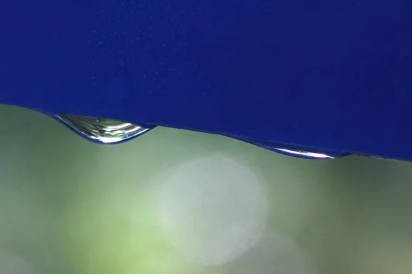 プラスチック表面上の青い液体の滴 — ストック写真