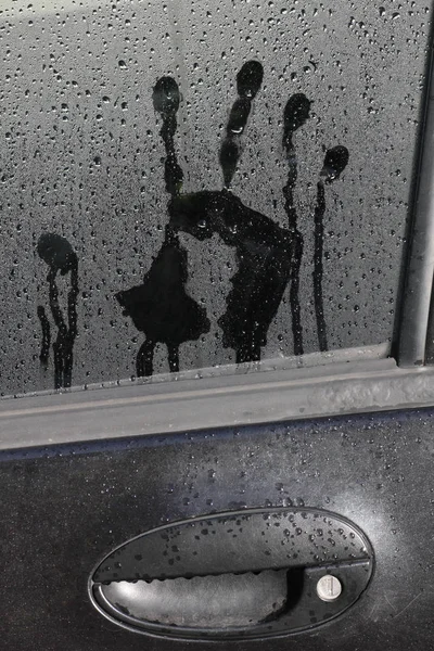 車のガラスに男性の手の跡 — ストック写真