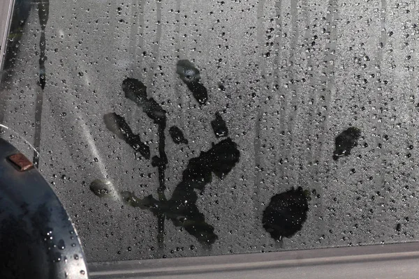 車のガラスに男性の手の跡 — ストック写真