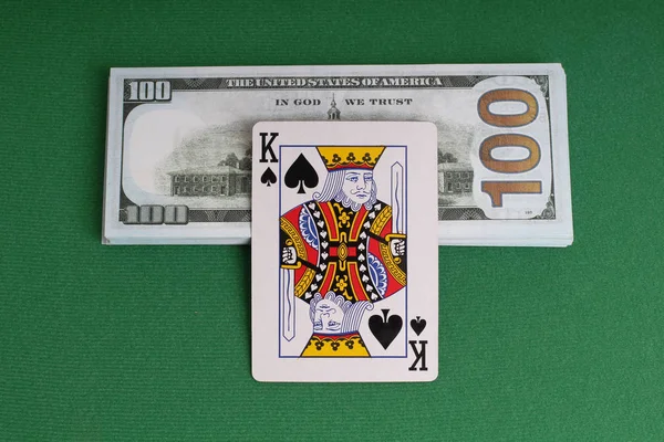 Yeşil Bezli Bir Masaüzerinde Kartlar Kağıt Dolarlar — Stok fotoğraf