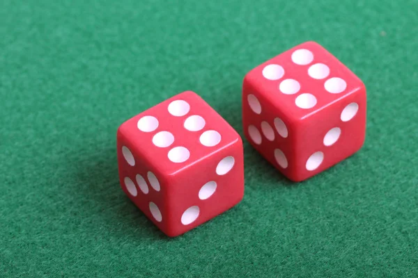 Red Dice Table Green Cloth — Stock Photo, Image