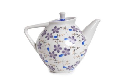 Beyaz arka planda çay için antika porselen sofra takımı