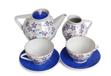 Beyaz arka planda çay için antika porselen sofra takımı