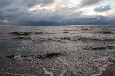 Dramatik gökyüzü, kara bulutlar ve denizdeki dalgalar