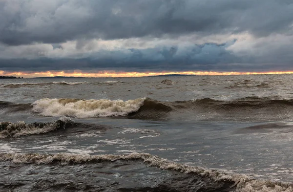 Dramatische Hemel Met Donkere Wolken Golven Zee — Stockfoto