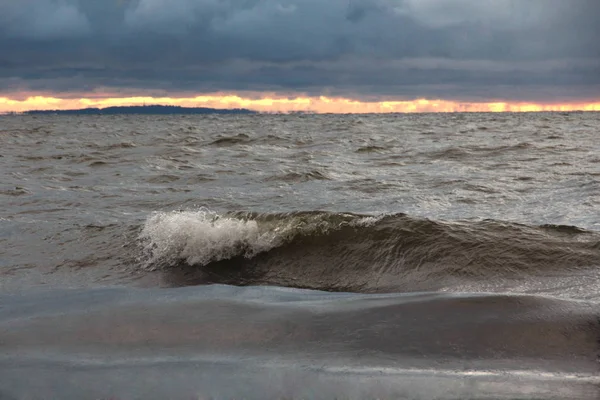 Dramatische Hemel Met Donkere Wolken Golven Zee — Stockfoto