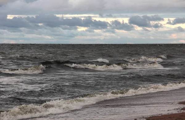 Dramatisk Himmel Med Mörka Moln Och Vågor Havet — Stockfoto