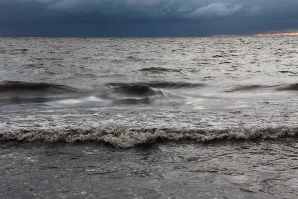 Grote Golven Van Zee Donkere Wolken — Stockfoto