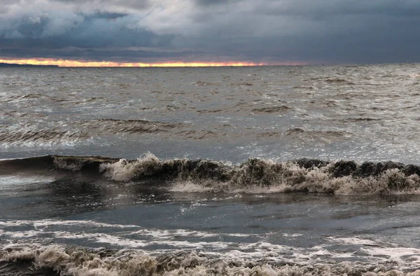 Grandes Ondas Mar Nuvens Escuras — Fotografia de Stock
