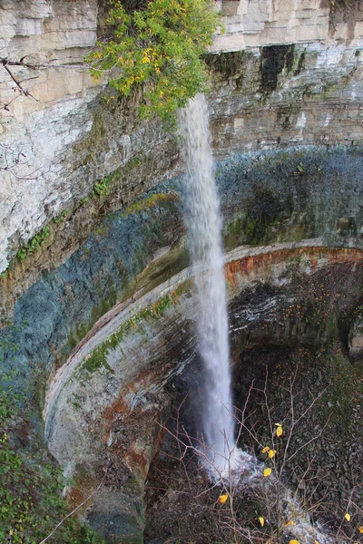 Gran Cascada Con Altos Acantilados Árboles Con Follaje Otoñal — Foto de Stock