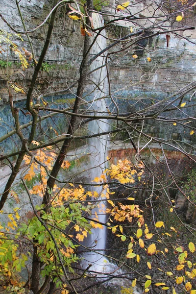 Μεγάλος Καταρράκτης Ψηλά Βράχια Και Δέντρα Φθινοπωρινό Φύλλωμα — Φωτογραφία Αρχείου