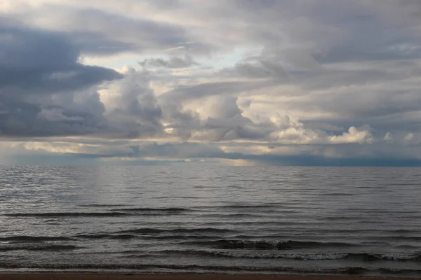 Grote Golven Van Zee Donkere Wolken — Stockfoto