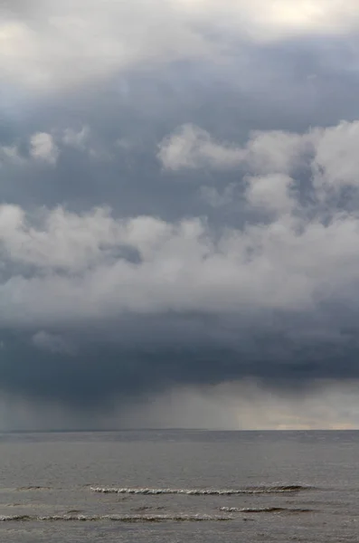 Grote Golven Van Zee Donkere Wolken — Stockfoto