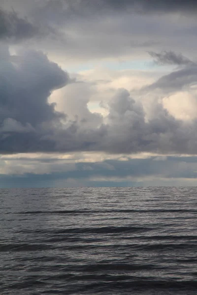 Grote Golven Van Zee Donkere Wolken — Stockfoto