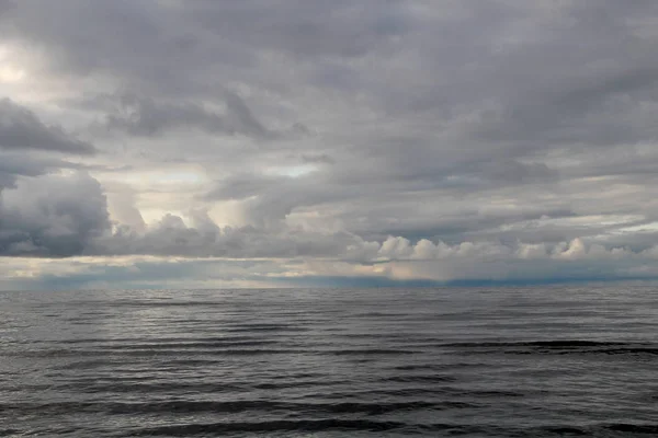 Grote Golven Van Zee Donkere Wolken — Stockfoto