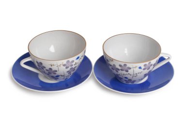 Beyaz arka planda çay için antika porselen sofra takımı